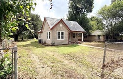 702 E 18th St, Cameron, TX 76520