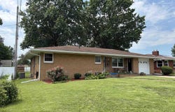 402 SHERIDAN Road, Pekin, IL 61554