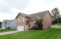 815 Edgewater Circle, Papillion, NE 68046