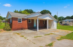 1211 Woodmont Dr, Tuscumbia, AL 35674