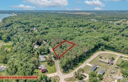 LOUEDA Avenue, Gladstone, MI 49837