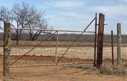 1305 VERGARA RD, Dilley, TX 78017