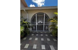 5836 NW 199th St, Hialeah, FL 33015