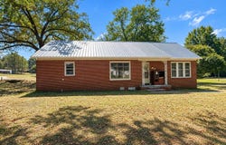 105 Meadowbrook St, Plantersville, MS 38862