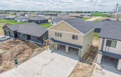 2105 Elm St, Hull, IA 51239