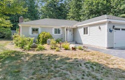10 Town House Road, New Hampton, NH 03256