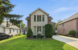 2272 Eastview Drive, Des Plaines, IL 60016