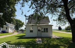 585 6Th Avenue SE, Britt, IA 50423