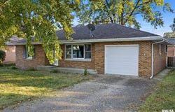 813 E ELM Street, Bloomington, IL 61701