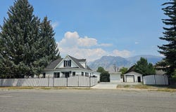 212 Pine Street, Mackay, ID 83251