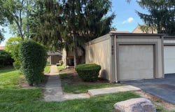 800 Oregon Trail, Roselle, IL 60172