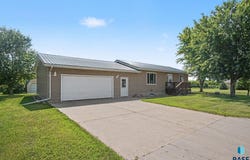706 S Maple St, Howard, SD 57349