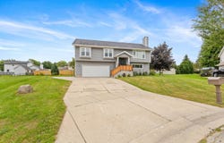 1096 E Libby Ct, Oak Creek, WI 53154