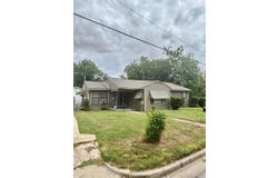 415 E 7th St, Taylor, TX 76574