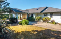 277 10TH St, Bandon, OR 97411