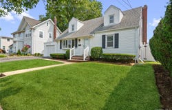 5 Mayfair Lane, Hicksville, NY 11801