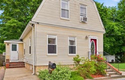 10 Sumner Ave, Middleboro, MA 02346
