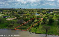 1520 Shoreline Dr, Mabank, TX 75143