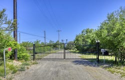 433 MILLS LN, Uvalde, TX 78801