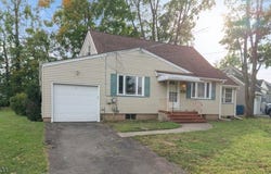 37 Leeds Dr, South Plainfield Boro, NJ 07080-3611