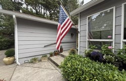 240 11TH St, Florence, OR 97439
