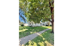 421 S 4th Ave, Washington, IA 52353
