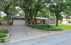 844 Woodcrest Drive, Hurst, TX 76053