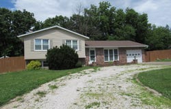 813 Sunset Dr, Macon, MO 63552