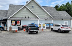1237 Roosevelt Trail, Raymond, ME 04071