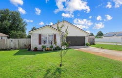 9447 Parker Pl Dr, Navarre, FL 32566