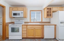 561 W OLIVE St, Newport, OR 97365
