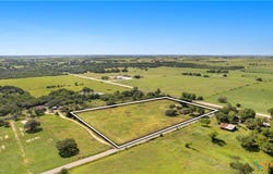 2602 Bootlegger Lane, Yoakum, TX 77995