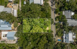 131 8th St, Apalachicola, FL 32320
