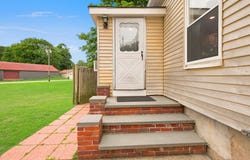 10 Sumner Ave, Middleboro, MA 02346
