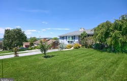 1215 PERRY Lane, YORK, PA 17403
