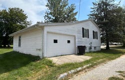 302 NW 7th St, Leon, IA 50144