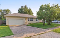 3070 W Calhoun Street, Springfield, MO 65802