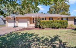 412 SE 11th St, Newton, KS 67114