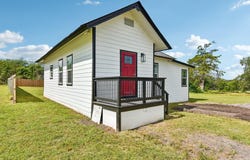 507 W 1st St, Flatonia, TX 78941