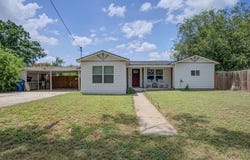 303 LEE DR, Devine, TX 78016