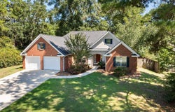 101 Yellow Pine Dr, Hattiesburg, MS 39402
