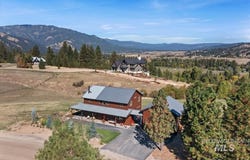 34 Crosstimber Loop, Garden Valley, ID 83622