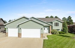 1905 26th St, Minot, ND 58701