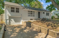 5718 SW 14th ST, Topeka, KS 66604