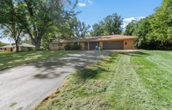 W222N8351 Plainview Pkwy, Sussex, WI 53089