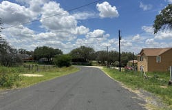 49 Sundown Ln, Poteet, TX 78065