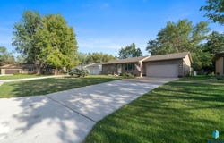 813 E Elm St, Harrisburg, SD 57032