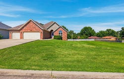 5561 S Pinehurst Avenue, Springfield, MO 65810