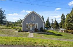215 SE 5TH St, Oakland, OR 97462