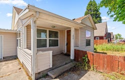 370 S 6th St, Harrisburg, OR 97446